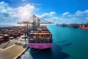Cảng logistics với tàu container và hàng hóa, thuộc nhóm nghiệp vụ logistics được phân tích theo Nghị định 254 và Thông tư 91 về dữ liệu vận tải, đối soát và lập hóa đơn điện tử.